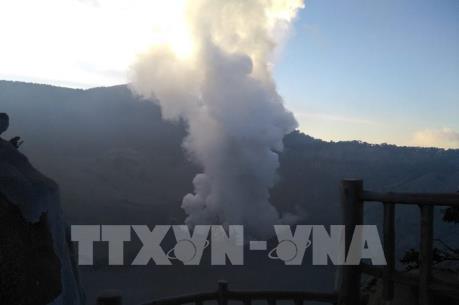 Núi lửa ở thành phố đông dân thứ 3 Indonesia thức giấc