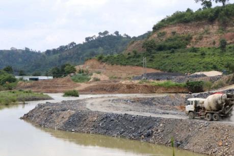 Nạo vét thi công thủy điện, cả trăm ha lúa thiếu nước