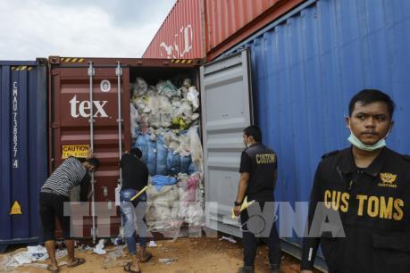 Indonesia trả lại 7 container rác thải nhập khẩu trái phép