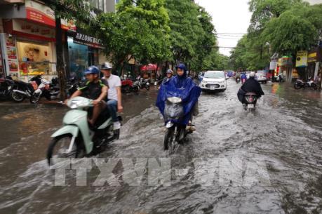 Mưa lớn, nhiều tuyến phố tại Hà Nội bị ngập