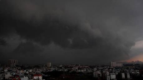 Hong Kong (Trung Quốc) ban bố cảnh báo bão cấp 8 - cơn bão Wipha