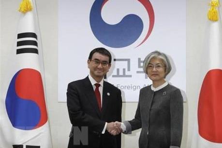 Ngoại trưởng Nhật Bản và Hàn Quốc hội đàm giữa lúc gia tăng tranh cãi ngoại giao