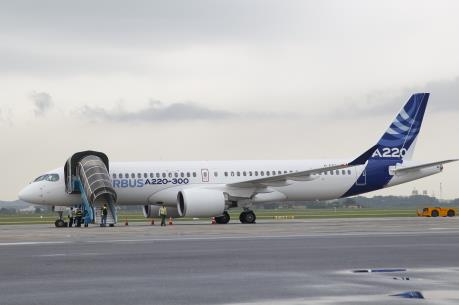 Airbus bay trình diễn máy bay cỡ nhỏ A220-300 tại Việt Nam