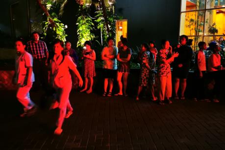 Người dân sơ tán khẩn cấp sau động đất tại Indonesia