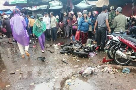 Xe khách lao vào chợ ven đường ở Gia Lai làm 3 người chết