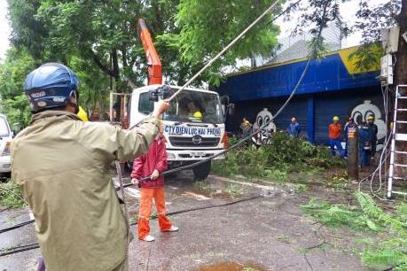 Điện lực miền Bắc khẩn trương khắc phục sự cố do mưa bão