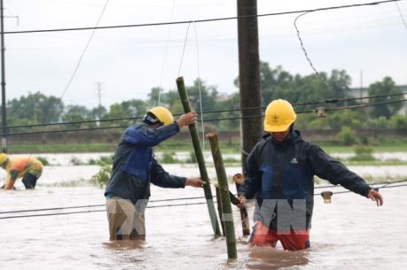 Công nhân điện lực Hải Dương dầm mình trong mưa bão khắc phục sự cố lưới điện
