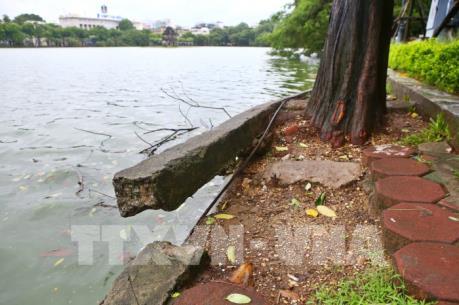 Bờ kè hồ Hoàn Kiếm bị sụt lún nghiêm trọng