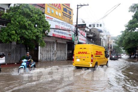 Nhiều tuyến đường tại Nam Định bị ngập sâu