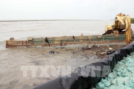 Trắng đêm hộ đê biển Tây