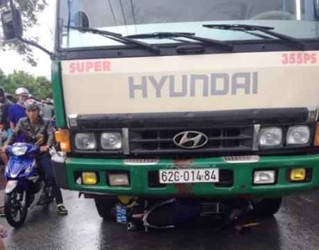 Tạm giữ xe chở hàng lậu đâm vào xe máy chở cán bộ quản lý thị trường