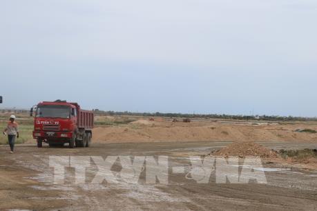 Doanh nghiệp khai thác cát “cản trở” thi công Dự án kè chống sạt lở bờ tả sông Ba
