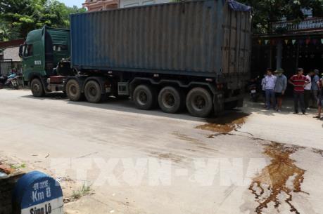 Hàng chục hộ dân kiên quyết chặn xe chở rác ở Phú Thọ