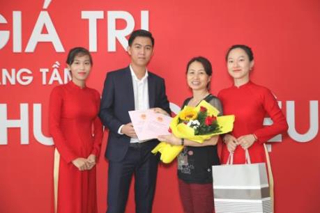 Địa ốc Đất Việt trao giấy chứng nhận quyền sử dụng đất cho khách hàng