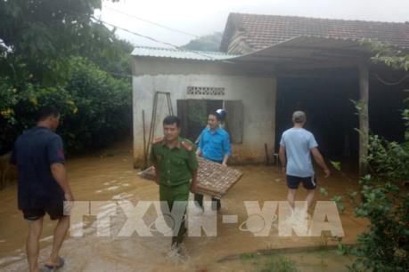 Lũ quét bất ngờ, một công an viên bị lũ cuốn trôi, hàng chục hộ dân phải sơ tán