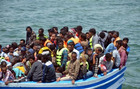 Hơn 120 người di cư mắc kẹt cả tuần trên tàu cứu hộ