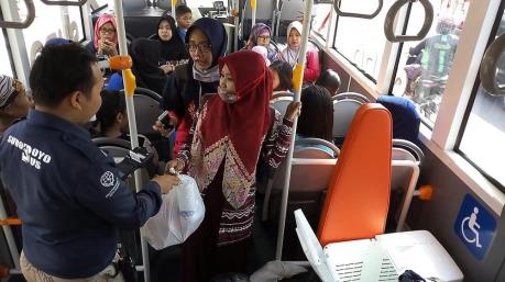Indonesia triển khai chương trình đổi rác thải nhựa lấy vé xe buýt