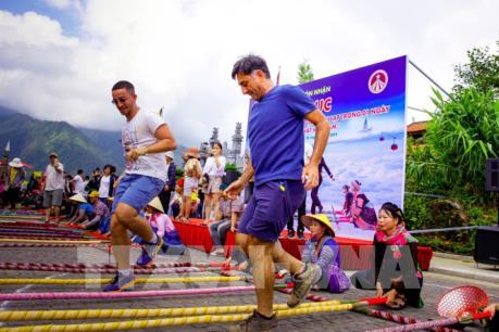 Hơn 6.000 người tham gia đã xác lập kỷ lục nhảy sạp tại Fansipan