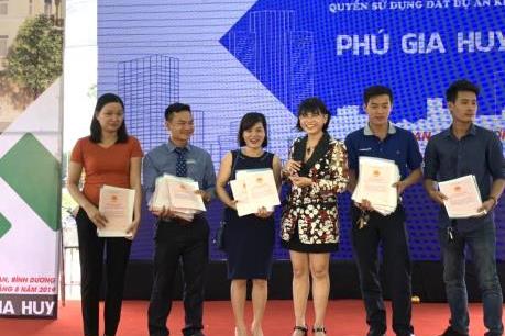Bàn giao Giấy chứng nhận quyền sử dụng đất tại dự án nhà ở Phú Gia Huy