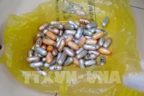 Bắt đối tượng nuốt gần 1,6kg cocain, di chuyển trên máy bay hơn 50 tiếng