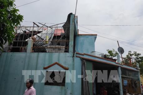 Giông lốc làm gần 100 căn nhà ở An Giang bị sập và tốc mái