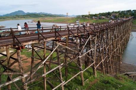 Nguy cơ sập cầu gỗ dài nhất của Thái Lan do mưa lũ