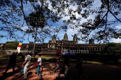Campuchia cấm khách du lịch ăn uống trên bãi cỏ quanh khu vực đền Angkor Wat