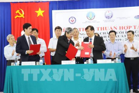 Ký thỏa thuận hợp tác xây dựng vùng chăn nuôi bò sữa an toàn dịch bệnh