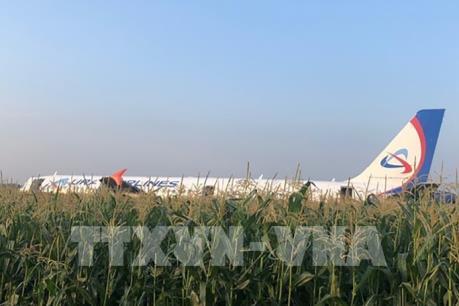 Nga: Máy bay chở khách hạ cánh khẩn cấp