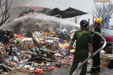 Cháy lớn tại xưởng sơ chế phế liệu ở Thái Bình