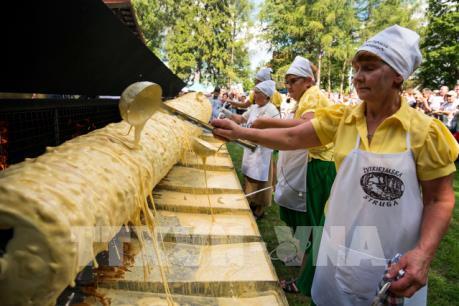 Độc đáo chiếc bánh Sekacz truyền thống khổng lồ tại lễ hội ở Ba Lan