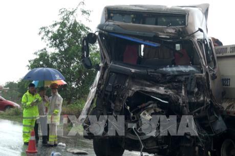 Giải tỏa ách tắc trên Quốc lộ 1A đoạn qua Quảng Bình do tai nạn