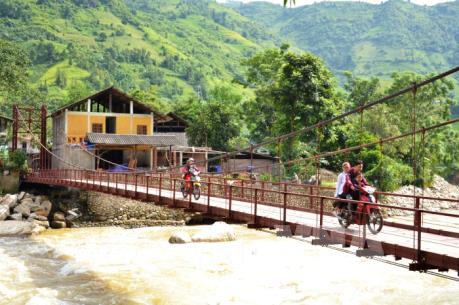 Vùng lũ Bản Hồ đưa cầu treo mới vào sử dụng