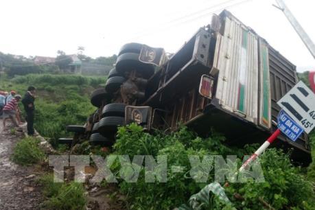 Bình Phước: Xe tải lao xuống vực, tài xế thoát chết trong gang tấc