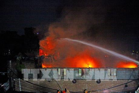 Khoảng 10.000 người mất chỗ ở do cháy nhà máy nhựa ở Bangladesh