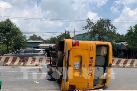 Xe khách bất ngờ lật ngang đường khiến nhiều người bị thương
