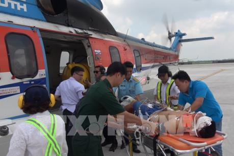 Bay xuyên đêm, đưa chiến sỹ ở Trường Sa về đất liền cấp cứu
