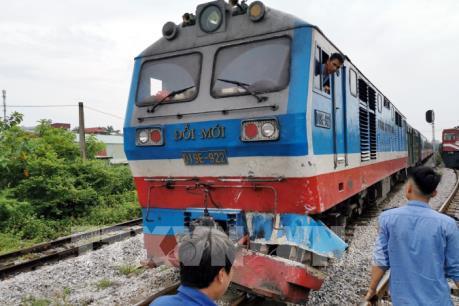 Tàu hỏa đâm trực diện ô tô đoạn giao cắt Nam Định