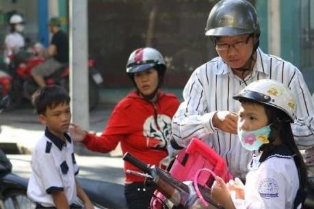 Xử nghiêm hành vi chở trẻ em đi xe máy không đội mũ bảo hiểm