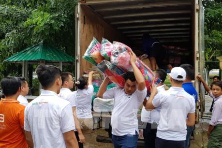 Người Việt tại Myanmar cứu trợ nhân dân vùng lũ ở bang Mon