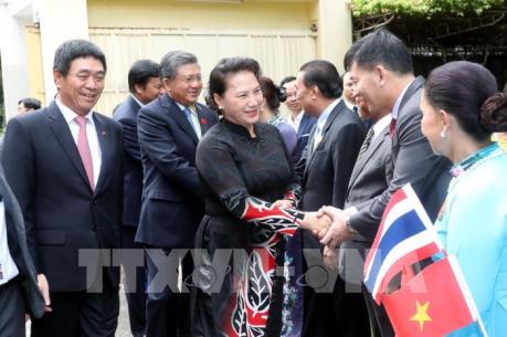 Chủ tịch Quốc hội gặp gỡ cán bộ Đại sứ quán và cộng đồng người Việt Nam tại Thái Lan