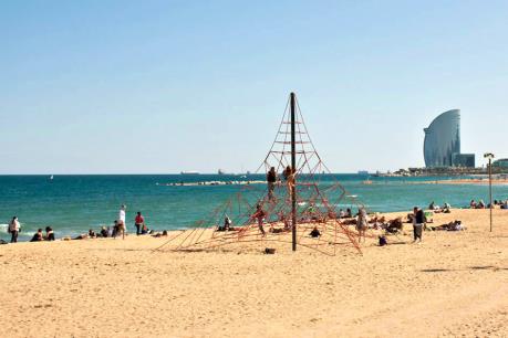 Tây Ban Nha: Sơ tán bãi biển tại Barcelona do phát hiện thiết bị nổ