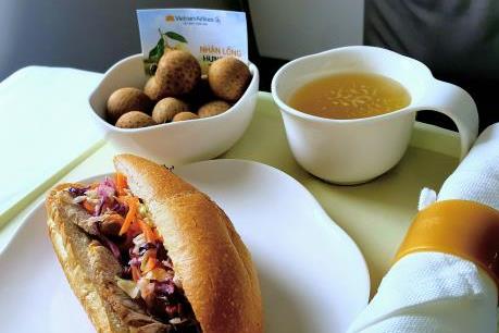 Từ tháng 9, Vietnam Airlines phục vụ bánh mỳ Việt Nam trên đường bay nội địa