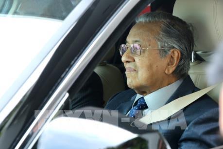Thủ tướng Malaysia Mahathir Mohamad lái thử xe VinFast