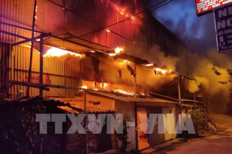 Cháy lớn tại kho của Công ty Bóng đèn phích nước Rạng Đông