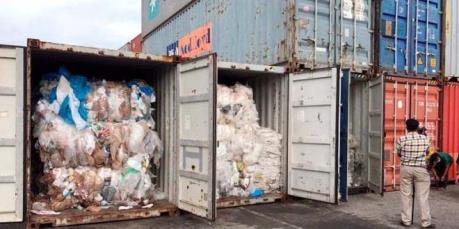 Malaysia truy tìm nguồn gốc của gần 200 container chứa rác thải nhựa