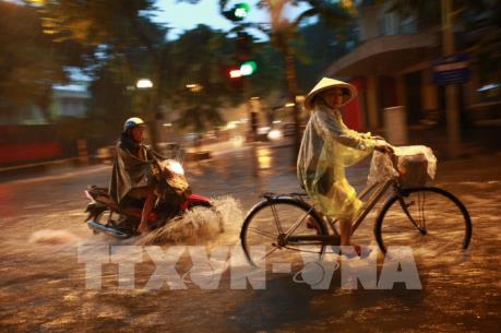 Mưa to khiến một số tuyến phố ở Hà Nội bị ngập úng