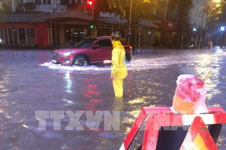 Hà Nội yêu cầu chốt trực tại khu vực úng ngập để trợ giúp thí sinh