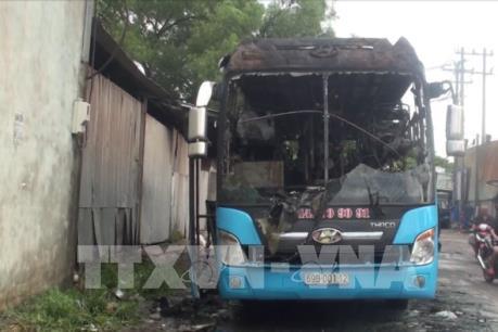 Cháy xe khách, hàng chục hành khách tung cửa thoát ra ngoài