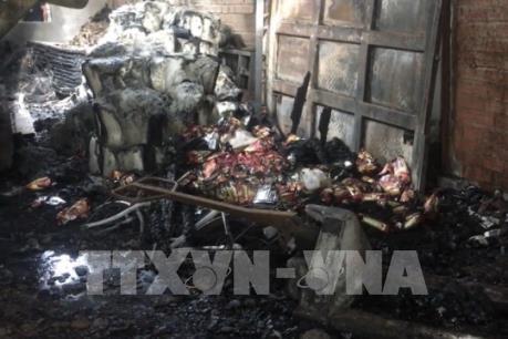 Điều tra nguyên nhân vụ cháy quán cà phê lan sang kho chứa hàng 